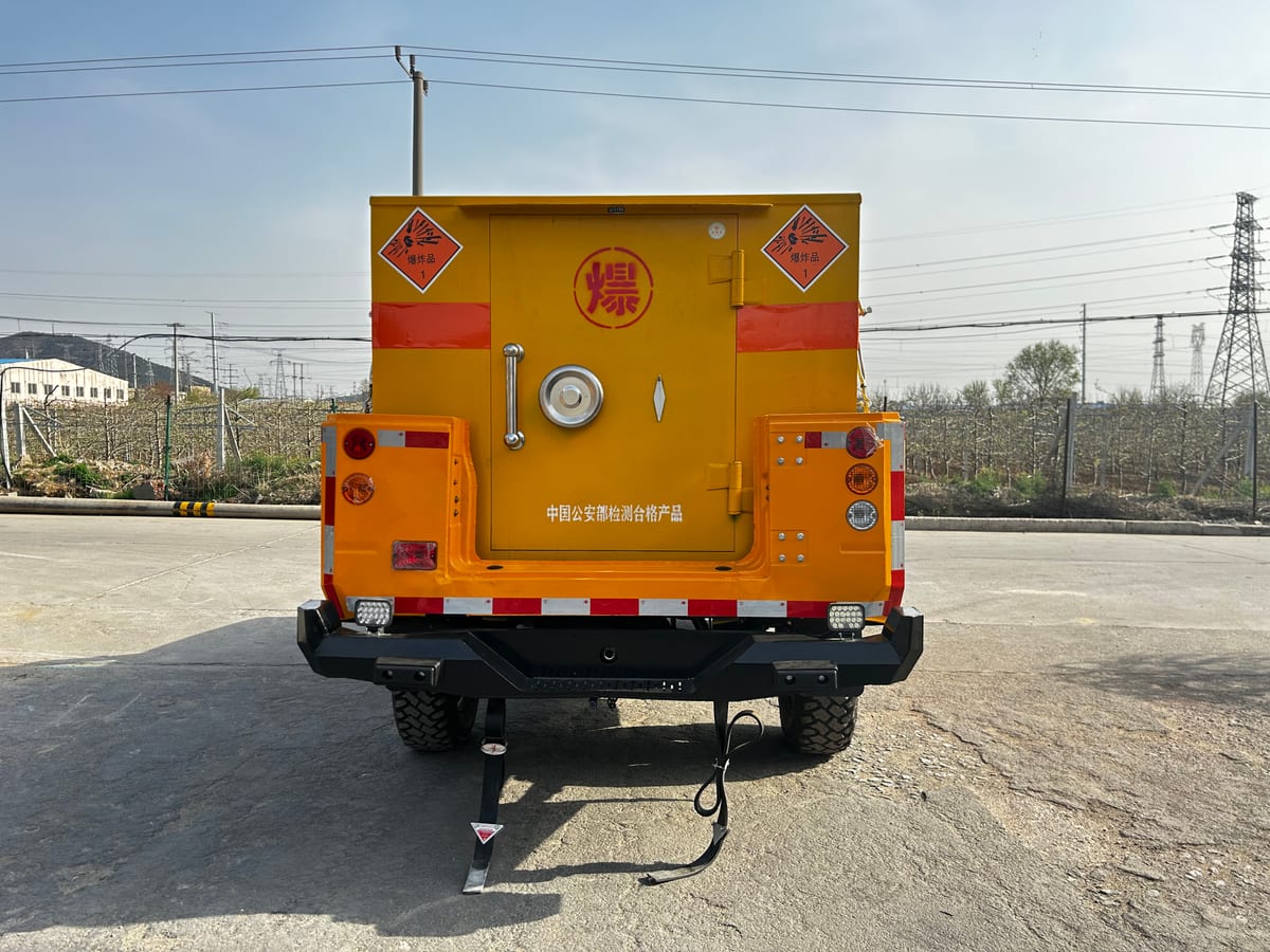 SDSG FCB-1.5 explosive transport truck — additional view